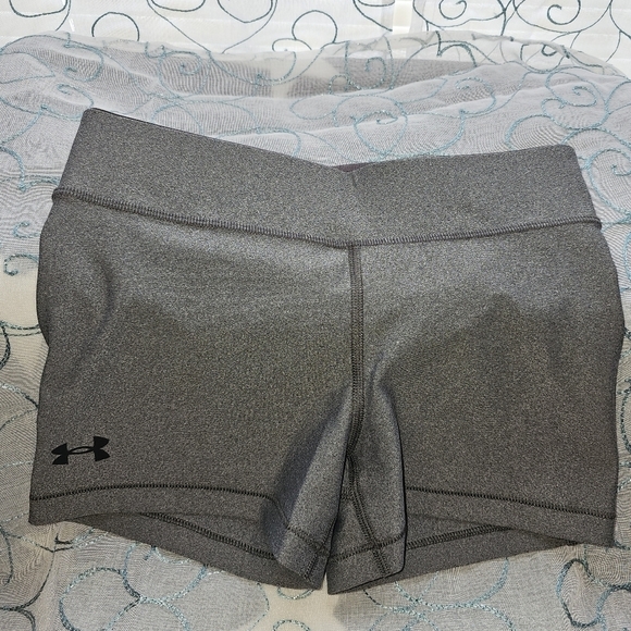 🛒💰Under Armor Women's HeatGear® Mid-Rise Shorty - Picture 1 of 6